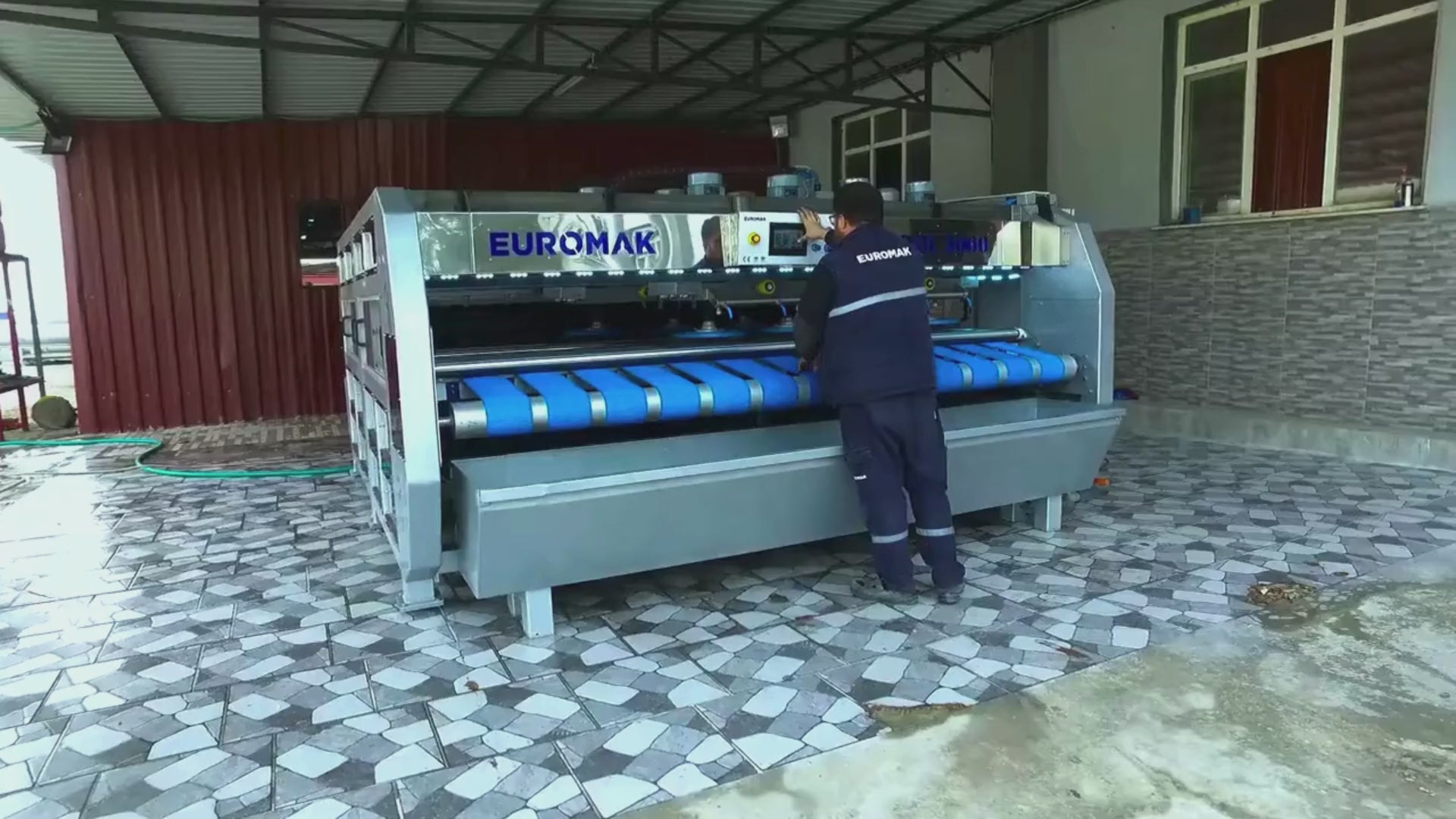 rug washer with built-in rinsing and brushing unit